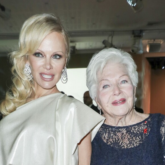 Pamela Anderson et Line Renaud à la 17ème édition du "Dîner de la mode du Sidaction" au Pavillon d'Armenonville à Paris, France, le 24 janvier 2019. Depuis 2003, ce dîner permet de montrer l'engagement indéfectible du monde de la mode en faveur de la lutte contre le sida. © Olivier Borde/Bestimage