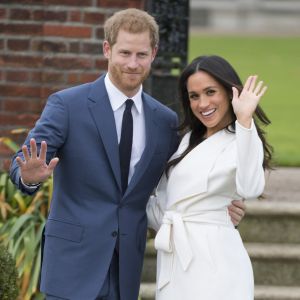 Le Prince Harry et Meghan Markle posent à Kensington palace après l'annonce de leur mariage au printemps 2018 à Londres le 27 novembre 2017.