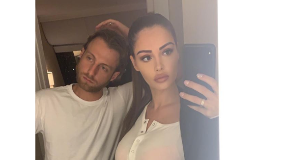 Nabilla enceinte: baby bump assumé et "envie de pleurer" après une surprise à LA