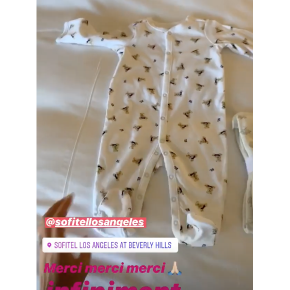 Nabilla découvre des cadeaux de la part du Sofitel Beverly Hills, le 15 avril 2019 en Californie.