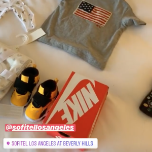 Nabilla découvre des cadeaux de la part du Sofitel Beverly Hills, le 15 avril 2019 en Californie.