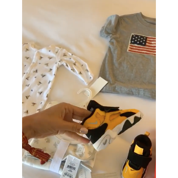 Nabilla découvre des cadeaux de la part du Sofitel Beverly Hills, le 15 avril 2019 en Californie.
