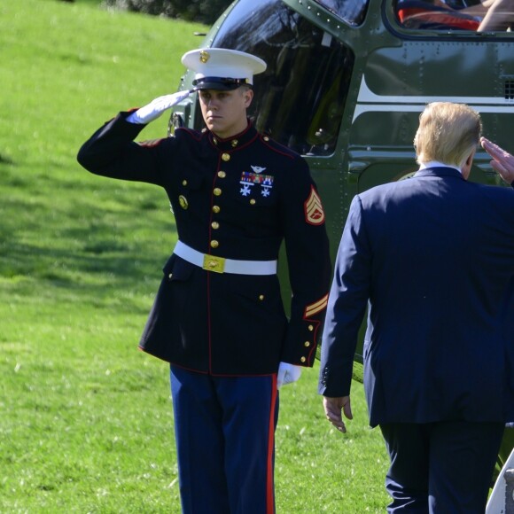 Donald J. Trump répond aux journalistes en sortant de la Maison Blanche à Washington DC, le 10 avril 2019.