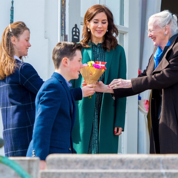 Isabella remettant à sa grand-mère un bouquet apporté par un membre du public. La reine Margrethe II de Danemark célébrait le 16 avril 2019 son 79e anniversaire au palais Marselisborg à Aarhus en compagnie du prince Frederik, de la princesse Mary et de leurs enfants le prince Christian, la princesse Isabella, le prince Vincent et la princesse Josephine, et en présence de plusieurs centaines de leurs compatriotes.