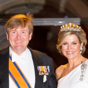 Le roi Willem-Alexander des Pays-Bas et la reine Maxima des Pays-Bas lors du dîner de gala annuel en l'honneur du corps diplomatique au palais royal à Amsterdam le 9 avril 2019.