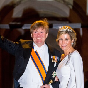 Le roi Willem-Alexander des Pays-Bas et la reine Maxima des Pays-Bas lors du dîner de gala annuel en l'honneur du corps diplomatique au palais royal à Amsterdam le 9 avril 2019.