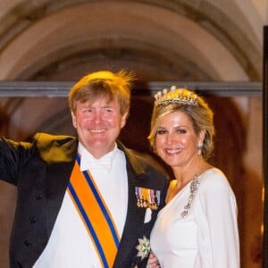 Le roi Willem-Alexander des Pays-Bas et la reine Maxima des Pays-Bas lors du dîner de gala annuel en l'honneur du corps diplomatique au palais royal à Amsterdam le 9 avril 2019.