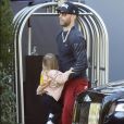 Exclusif - Adam Levine arrive à son hôtel avec sa fille Dusty Rose à Los Angeles, le 8 février 2019. C'est la première fois que l'on revoit le chanteur depuis sa performance au SuperBowl qui a fait polémique. Il porte une casquette avec l'inscription "Burbank".