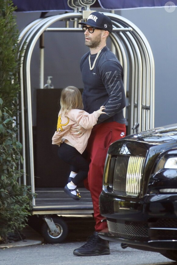 Exclusif - Adam Levine arrive à son hôtel avec sa fille Dusty Rose à Los Angeles, le 8 février 2019. C'est la première fois que l'on revoit le chanteur depuis sa performance au SuperBowl qui a fait polémique. Il porte une casquette avec l'inscription "Burbank".