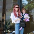 Exclusif - Behati Prinsloo arbore une couleur de cheveux rose en virée shopping avec sa fille Gio Grace chez Barneys New York à Beverly Hills, le 10 mars 2019.
