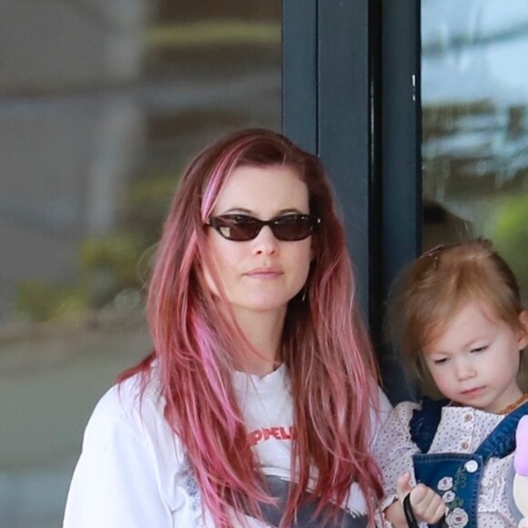 Exclusif - Behati Prinsloo arbore une couleur de cheveux rose en virée shopping avec sa fille Gio Grace chez Barneys New York à Beverly Hills, le 10 mars 2019.