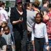 Charlize Theron fait des courses au farmers market avec ses enfants August et Jackson à Los Angeles, le 31 mars 2019