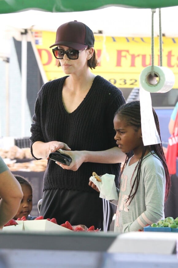 Charlize Theron fait des courses au farmers market avec ses enfants August et Jackson à Los Angeles, le 31 mars 2019.