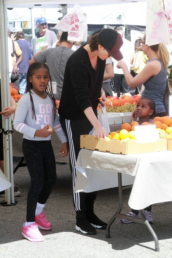Charlize Theron fait des courses au farmers market avec ses enfants August et Jackson à Los Angeles, le 31 mars 2019