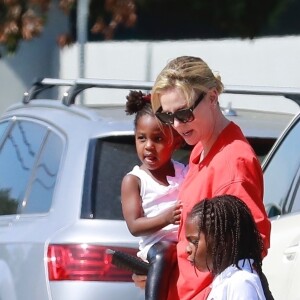 Exclusif - Charlize Theron emmène ses enfants August et Jackson manger des yaourts glacés à Studio City, le 8 mai 2018