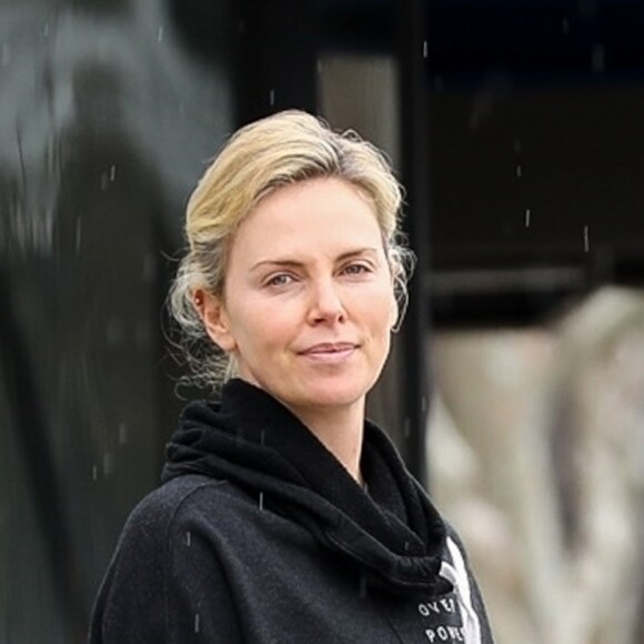 Exclusif - Charlize Theron est allée déguster des yaourts glacés avec son enfant Jackson Theron chez Menchie à Sherman Oaks. Le 20 mars 2018