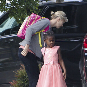 Exclusif - Charlize Theron emmène ses enfants Jackson et August à l'école à Los Angeles le 24 avril 2017.