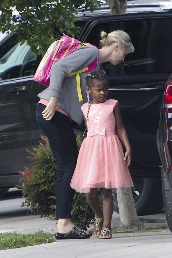 Exclusif - Charlize Theron emmène ses enfants Jackson et August à l'école à Los Angeles le 24 avril 2017.