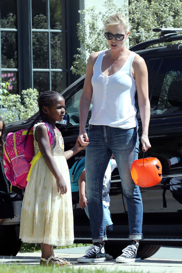 Exclusif - Charlize Theron part se promener avec ses enfants Jackson et August à Los Angeles. Le 28 mars 2017