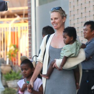 Exclusif - Charlize Theron est allée déjeuner avec ses enfants Jackson et August et s'échappe dans la rue quelques instants pour discuter et plaisanter en FaceTime avec un mystérieux inconnu à Hollywood. Le 5 juillet 2016