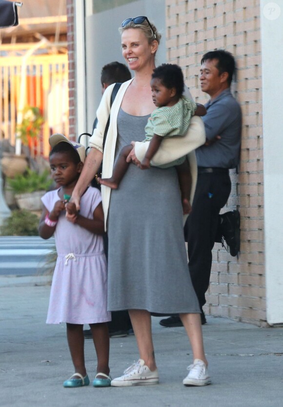 Exclusif - Charlize Theron est allée déjeuner avec ses enfants Jackson et August et s'échappe dans la rue quelques instants pour discuter et plaisanter en FaceTime avec un mystérieux inconnu à Hollywood. Le 5 juillet 2016