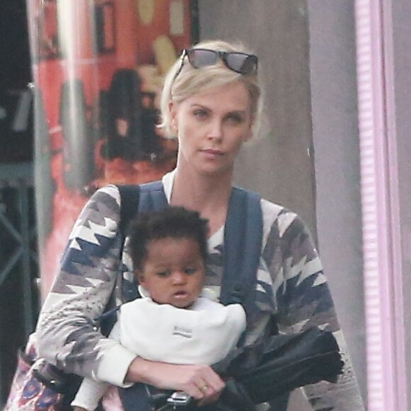 Exclusif - Charlize Theron emmène ses enfants Jackson et August Theron à leur cours de musique à Los Angeles, le 11 mars 2016