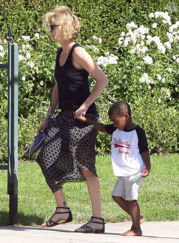 Charlize Theron emmène son enfant Jackson chez un ami à Los Angeles, le 3 août 2015