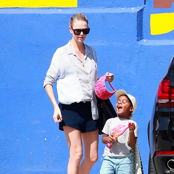 Exclusif - Charlize Theron fait le clown devant son fils Jackson dans un petit restaurant Mexicain à Silverlake, le 10 juillet 2015