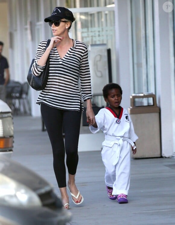 Exclusif - Charlize Theron emmène son enfant Jackson à son cours de karaté à Los Angeles, le 15 avril 2015