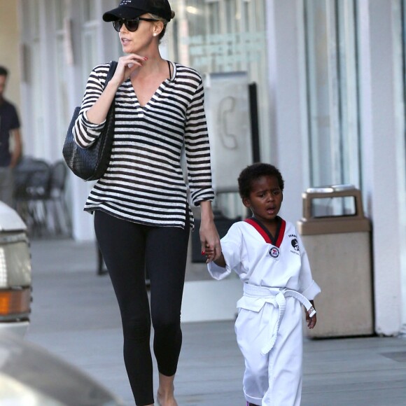 Exclusif - Charlize Theron emmène son enfant Jackson à son cours de karaté à Los Angeles, le 15 avril 2015