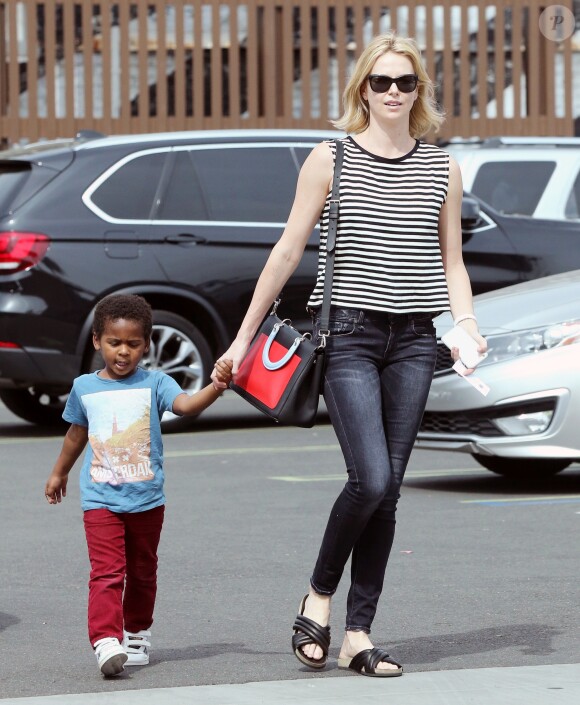 Exclusif - Charlize Theron et son enfant Jackson vont déjeuner au restaurant japonais à Los Angeles, le 16 mars 2015