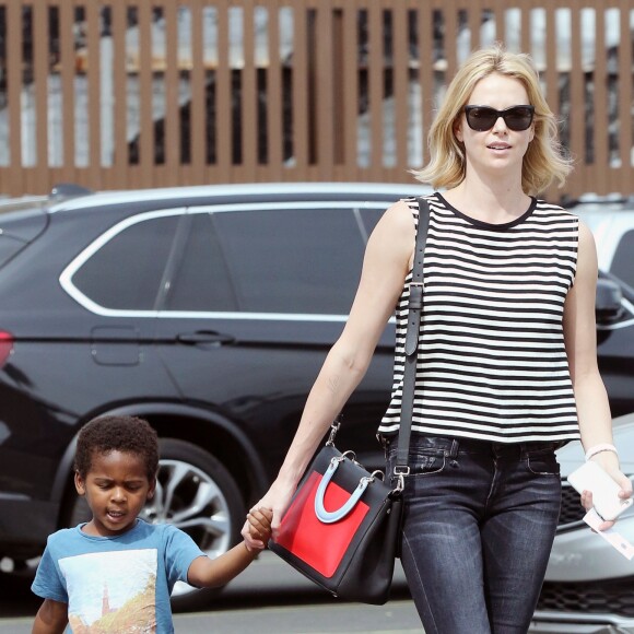 Exclusif - Charlize Theron et son enfant Jackson vont déjeuner au restaurant japonais à Los Angeles, le 16 mars 2015