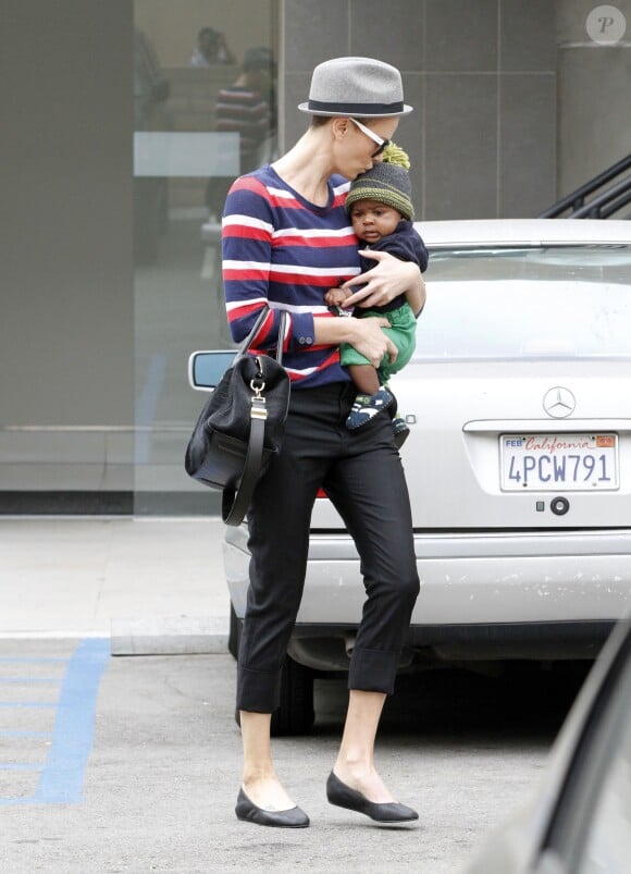 Charlize Theron et son enfant Jackson à Beverly Hills en 2012
