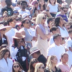 Le clan Kardashian (Kim, Khloe et Kourtney Kardashian, Kris, Kendall et Kylie Jenner) et leurs amis (Luka Shabbat, Hailey Balwin, Travis Scott, assistent à la messe de Kanye West lors du festival "Coachella 2019" à Indio, le 21 avril 2019.