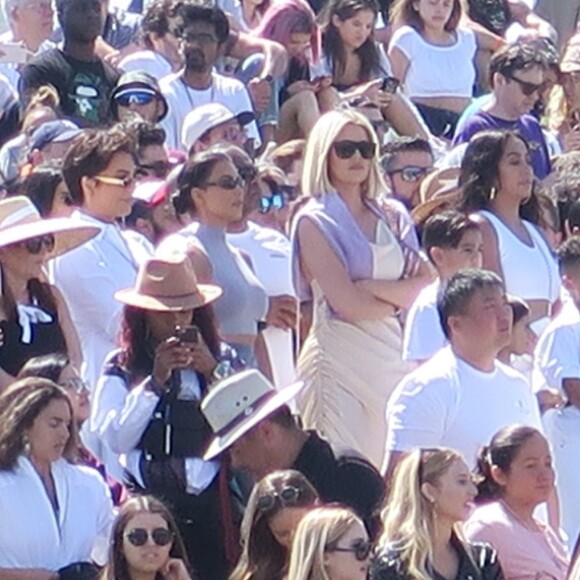 Le clan Kardashian (Kim, Khloe et Kourtney Kardashian, Kris, Kendall et Kylie Jenner) et leurs amis (Luka Shabbat, Hailey Balwin, Travis Scott, assistent à la messe de Kanye West lors du festival "Coachella 2019" à Indio, le 21 avril 2019.