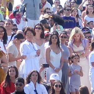 Le clan Kardashian (Kim, Khloe et Kourtney Kardashian, Kris, Kendall et Kylie Jenner) et leurs amis (Luka Shabbat, Hailey Balwin, Travis Scott, assistent à la messe de Kanye West lors du festival "Coachella 2019" à Indio, le 21 avril 2019.