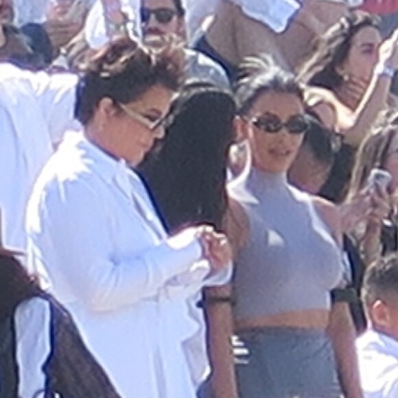 Le clan Kardashian (Kim, Khloe et Kourtney Kardashian, Kris, Kendall et Kylie Jenner) et leurs amis (Luka Shabbat, Hailey Balwin, Travis Scott, assistent à la messe de Kanye West lors du festival "Coachella 2019" à Indio, le 21 avril 2019.