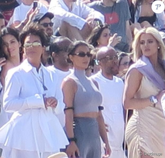 Le clan Kardashian (Kim, Khloe et Kourtney Kardashian, Kris, Kendall et Kylie Jenner) et leurs amis (Luka Shabbat, Hailey Balwin, Travis Scott, assistent à la messe de Kanye West lors du festival "Coachella 2019" à Indio, le 21 avril 2019.