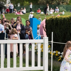 Le président des Etats-Unis Donald Trump et sa femme la Première Dame Melania Trump accueillent des enfants pour participer à une chasse aux oeufs pour célébrer Pâques dans les jardins de la Maison-Blanche à Washington, The District, Etats-Unis, le 22 avril 2019.