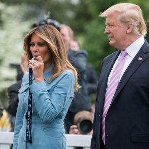 Le président des Etats-Unis Donald Trump et sa femme la Première Dame Melania Trump accueillent des enfants pour participer à une chasse aux oeufs pour célébrer Pâques dans les jardins de la Maison-Blanche à Washington, The District, Etats-Unis, le 22 avril 2019.