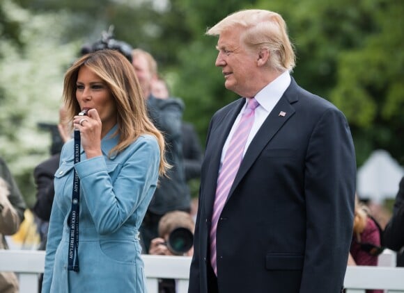 Le président des Etats-Unis Donald Trump et sa femme la Première Dame Melania Trump accueillent des enfants pour participer à une chasse aux oeufs pour célébrer Pâques dans les jardins de la Maison-Blanche à Washington, The District, Etats-Unis, le 22 avril 2019.