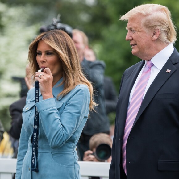 Le président des Etats-Unis Donald Trump et sa femme la Première Dame Melania Trump accueillent des enfants pour participer à une chasse aux oeufs pour célébrer Pâques dans les jardins de la Maison-Blanche à Washington, The District, Etats-Unis, le 22 avril 2019.