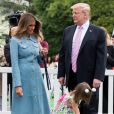 Le président des Etats-Unis Donald Trump et sa femme la Première Dame Melania Trump accueillent des enfants pour participer à une chasse aux oeufs pour célébrer Pâques dans les jardins de la Maison-Blanche à Washington, The District, Etats-Unis, le 22 avril 2019.