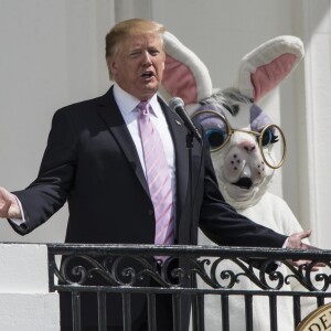 Le président des Etats-Unis Donald Trump et sa femme la Première Dame Melania Trump accueillent des enfants pour participer à une chasse aux oeufs pour célébrer Pâques dans les jardins de la Maison-Blanche à Washington, The District, Etats-Unis, le 22 avril 2019.