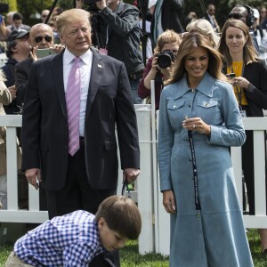 Le président des Etats-Unis Donald Trump et sa femme la Première Dame Melania Trump accueillent des enfants pour participer à une chasse aux oeufs pour célébrer Pâques dans les jardins de la Maison-Blanche à Washington, The District, Etats-Unis, le 22 avril 2019.