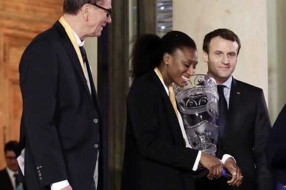 Siraba Dembélé et le président Emmanuel Macron lors de la réception des championnes du monde de handball à l'Elysée à Paris, le 17 décembre 2017. © Stéphane Lemouton/Bestimage