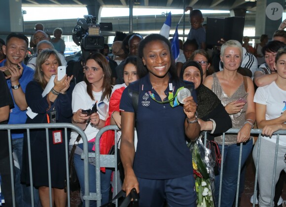 Siraba Dembélé au retour des Jeu olympiques de Rio de Janeiro le 23 août 2016 à l'aéroport Roissy Charles-de-Gaulle, avec sa médaille d'argent.