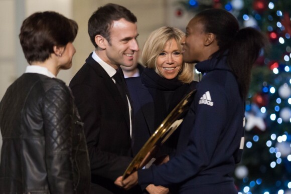 Siraba Dembélé et les joueuses de l'équipe de France de handball reçues au palais de l'Elysée par le président Emmanuel Macron et sa femme Brigitte Macron après leur titre de championnes d'Europe, le 17 décembre 2018. © Stéphane Lemouton/Bestimage