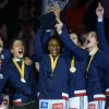Siraba Dembélé et les joueuses de l'équipe de France célébrant leur titre de championnes du monde le 17 décembre 2017 à Hambourg.