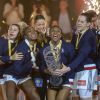 Siraba Dembélé et les joueuses de l'équipe de France célébrant leur titre de championnes du monde le 17 décembre 2017 à Hambourg.